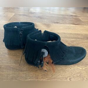 Black Minnetonka Moccasin with feathers